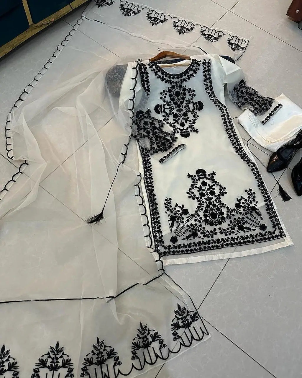 Women's Heavy Embroidered Organza 3 Piece Suit with Embroidered Dupatta – Luxury Party Wear Dress | Eid & Wedding Collection